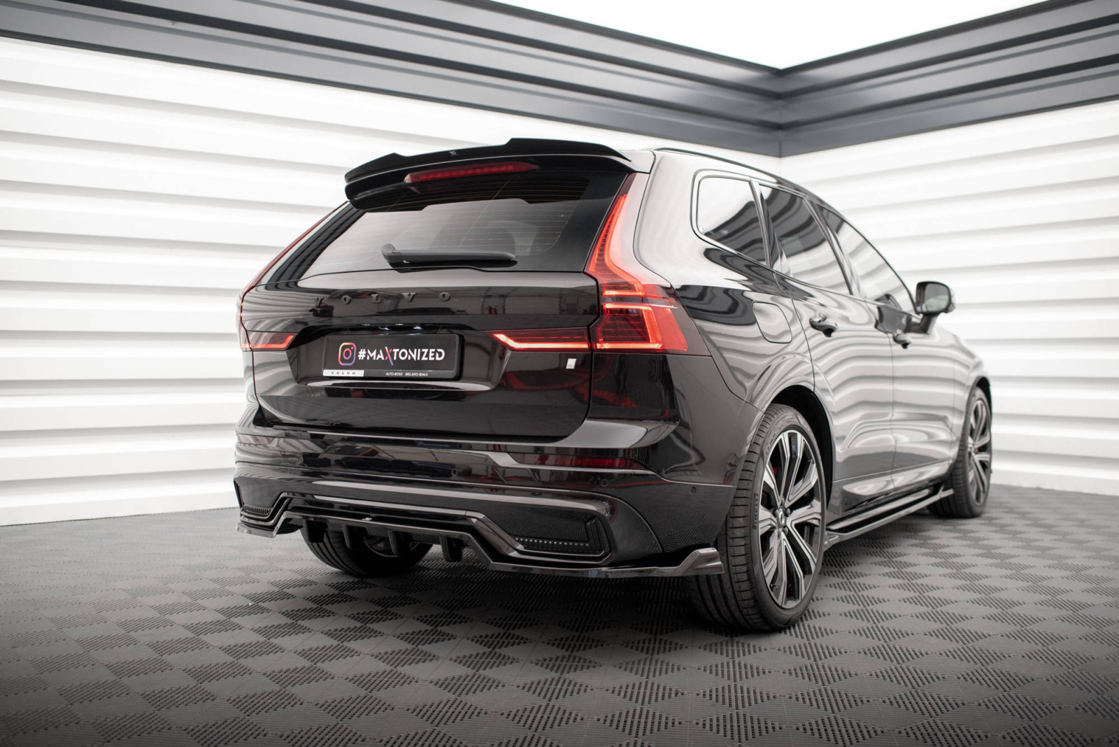 Splitter Tylny Środkowy (Z Dyfuzorem) Volvo XC60 R-Design Mk2 Facelift